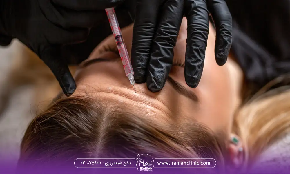 خانمی در حال تزریق بوتاکس بعد از بلفاروپلاستی می باشد
