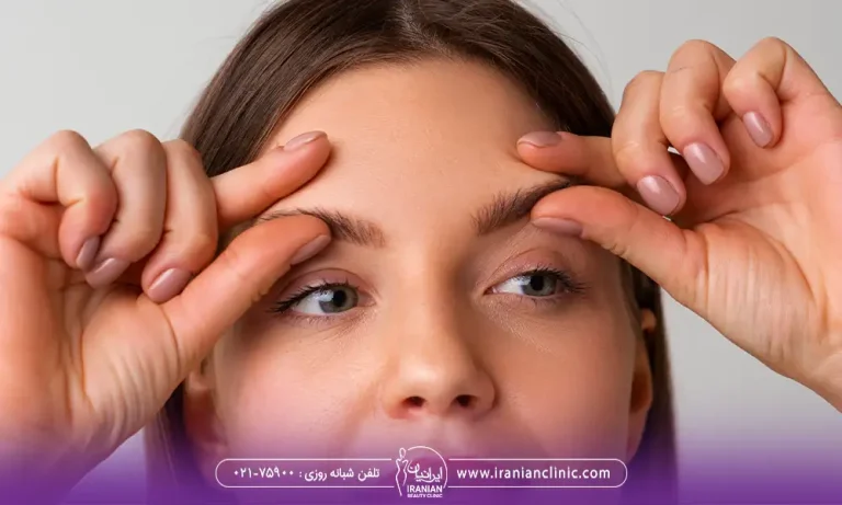 خانمی که ابرو های خود را با دست بالا کشیده | تفاوت بلفاروپلاستی