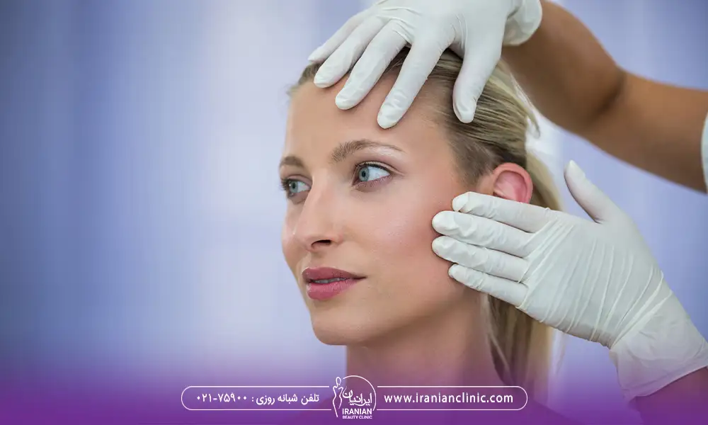 نظر دادن پزشک و معاینه یک خانم قبل از عمل جراحی پلک | تفاوت بلفاروپلاستی